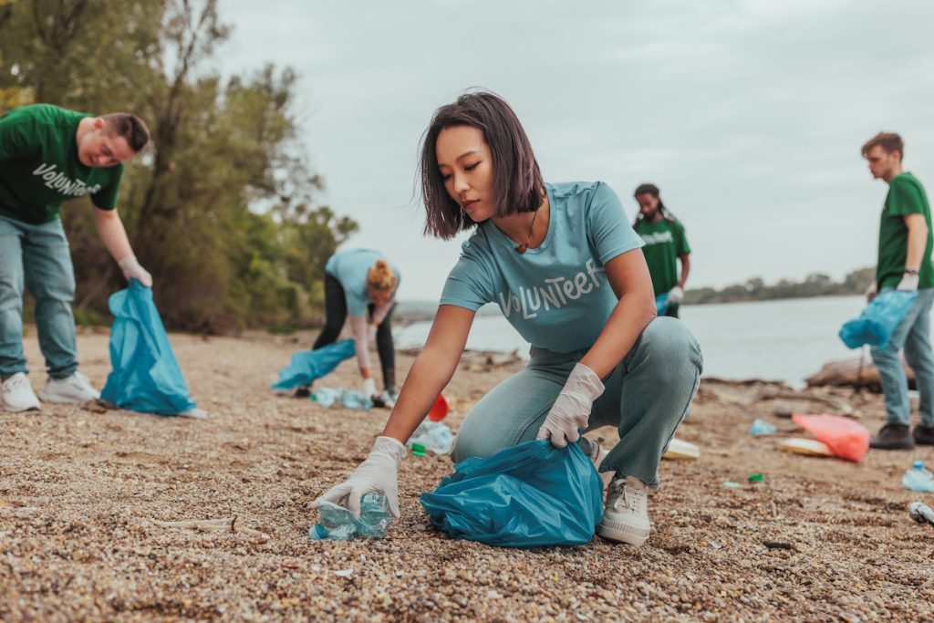 Dallas community volunteers recycling